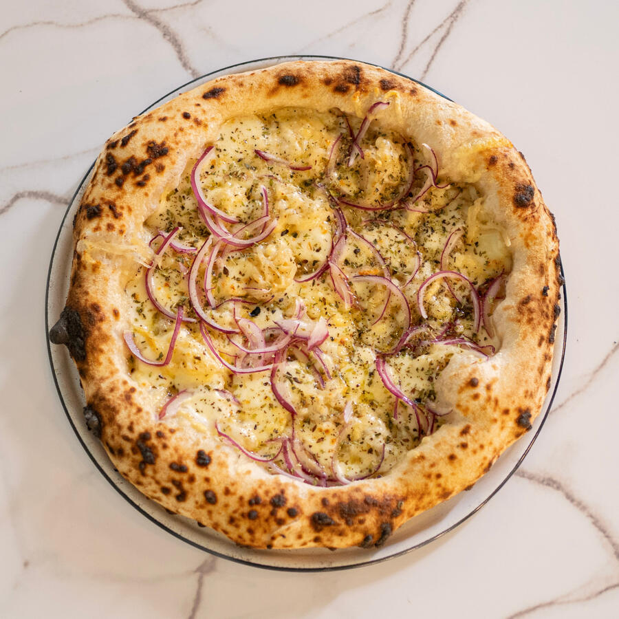 izza napolitana Due Cipolle con cebolla caramelizada en Soccavo Pizza La Plata
