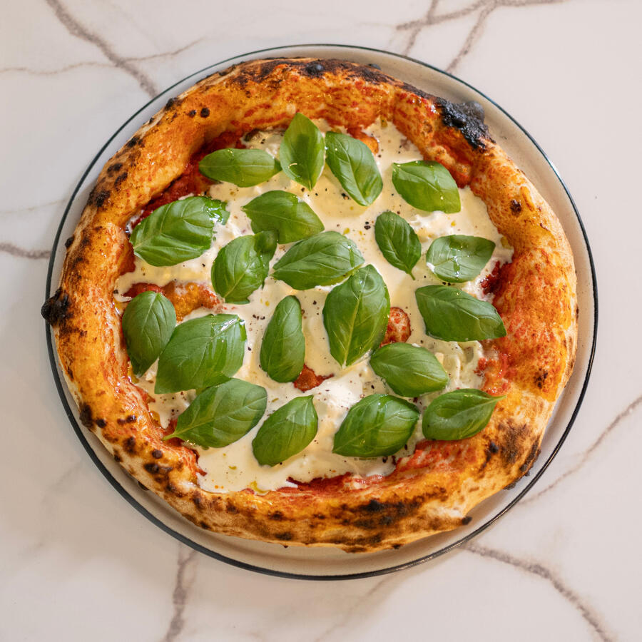 Pizza napolitana con stracciatella y tomate en Soccavo Pizza La Plata