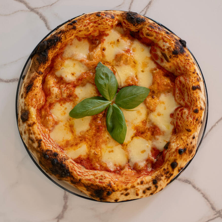 Pizza napolitana Margherita con tomate, mozzarella y albahaca en Soccavo Pizza La Plata
