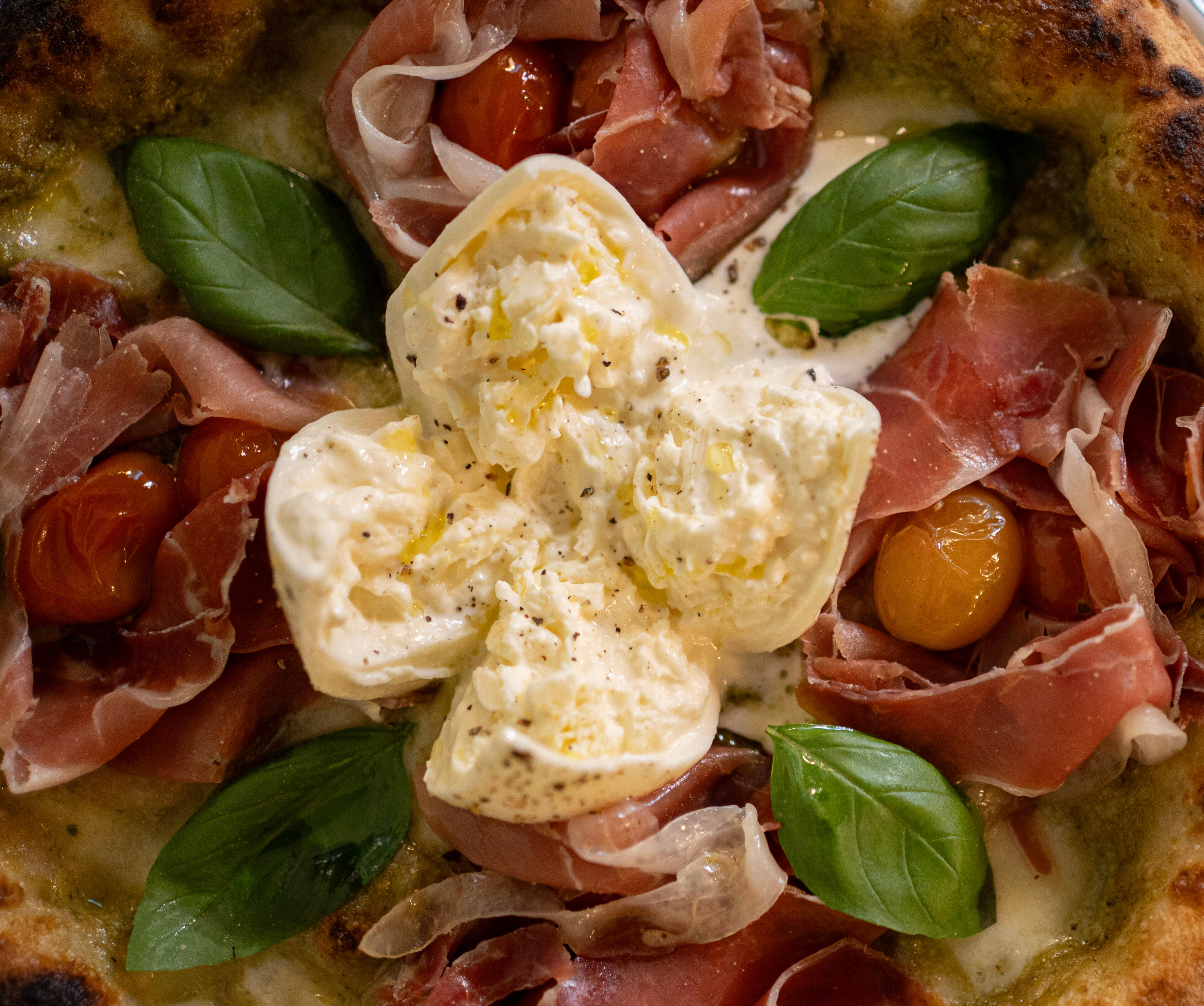 Pizza napolitana burrata y prosciutto – Soccavo Pizza Pizza napolitana con burrata y prosciutto en Soccavo Pizza La Plata